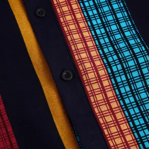 Primo piano del tessuto della camicia in lino a righe etniche da uomo e dettaglio.