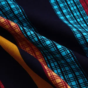 Primo piano del tessuto della camicia di lino con motivo scozzese etnico, ottima consistenza.
