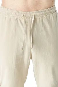 Detalle de pantalón casual de hombre en lino y algodón, cintura elástica con cordón.