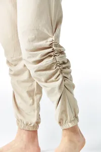 Vista de cerca de pantalón casual de hombre de algodón y lino con detalles de fruncido.