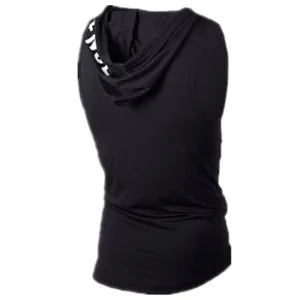 Zwarte mouwloze fitness hoodie detail voor heren, achteraanzicht van het sportvest.