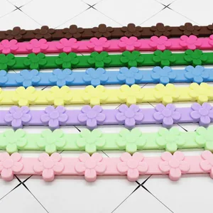Cinturino in silicone colorato per bottiglia d'acqua con fiori 3D, visuale principale.