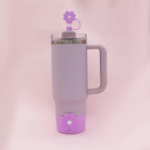 Gobelet isotherme violet avec poignée, joli couvercle de paille fleur et base en silicone.