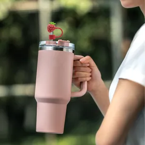 Rosa isolierter Becher mit süßem Erdbeer-Strohhalmdeckel für den täglichen Gebrauch