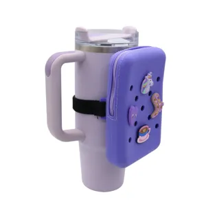 Lila isolierter Becher mit Silikontasche und Anhängern für Reisen, Sport und den Alltag.