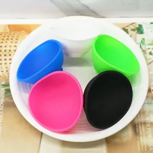 Set di ciotole in silicone colorate, leggere e resistenti, ideali per maschere e cosmetici.