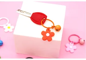 Leuke PVC cartoon bloem sleutelhanger met bel en ring, kleurrijke tas hanger accessoire.