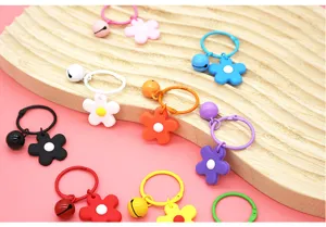 Leuke macaron kleur PVC bloem sleutelhanger met kleine bel, schattige tassenhanger.