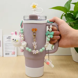 Joli kit d'accessoires pour gourde avec lapin en peluche duveteux et chaîne de perles.