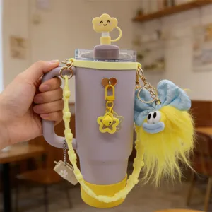 Détail du set d'accessoires de gourde avec joli bouchon nuage, chaîne fleur et pendentif.