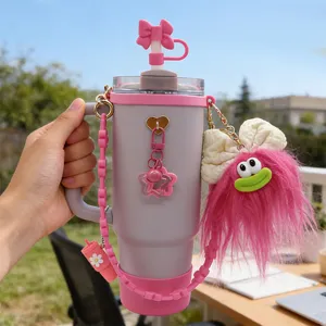 Ensemble d'accessoires pour gourde avec chaîne rose, couvercle et pendentif en peluche.