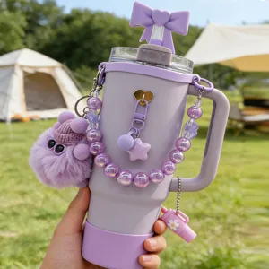 Set d'accessoires gobelet violet avec paille nœud, chaîne de perles et pendentif en peluche mignon.