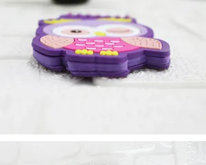 Nahaufnahme des niedlichen Cartoon Eule PVC Weichgummi Einband Spiral Notizbuchs Detail.
