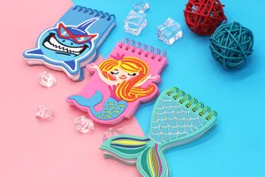 Detailaufnahme von PVC Notizbuch mit Spiralbindung und tollem Cartoon Design.