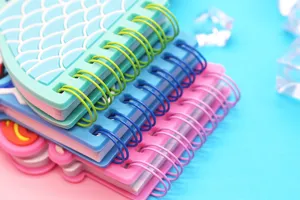 Nahaufnahme Detail des bunten PVC Weichcover Spiralnotizbuchs mit niedlichem Design.