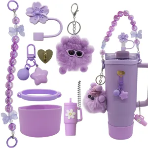 Ensemble d'accessoires en silicone pour gobelet Stanley violet avec sangle et peluche.