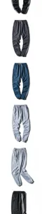 Détail du pantalon de survêtement pour homme avec taille élastique et bandes latérales.