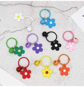 Gedetailleerd overzicht van kleurrijke bloemensleutelhangers, schattige hangers met belletjes.