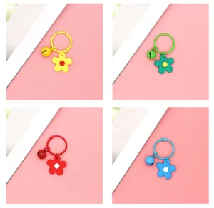 Kleurrijke cartoon bloem sleutelhanger met kleine bel, schattige PVC tas hanger detailopname.