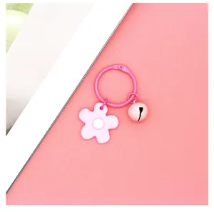 Leuke roze bloem sleutelhanger met kleine bel van PVC, perfecte tassenaccessoire.