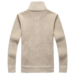 Vista dettagliata del cardigan in maglia waffle da uomo, collo alto, fodera in pile caldo.