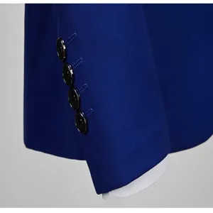 Détail de manche de veste de costume pour homme, poignet de blazer ajusté avec boutons noirs.