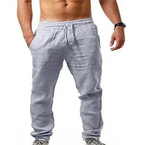 Detalle de pantalón casual de lino para hombre con tejido transpirable y cómoda cintura elástica.