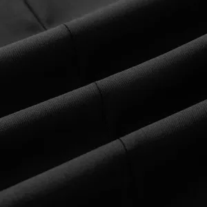 Détail de texture de tissu de costume noir pour homme, matériau d'affaires unicolore élégant.