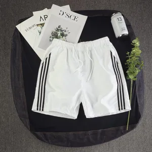 Casual white sports shorts for men and women, summer loose fit athletic five-point pants.