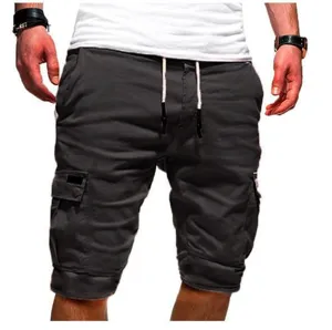 Primo piano dettagliato di pantaloncini cargo da uomo grigio scuro con tasche e coulisse.