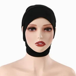 Vue détaillée du bonnet hijab en coton noir, tissu extensible doux pour un usage quotidien.