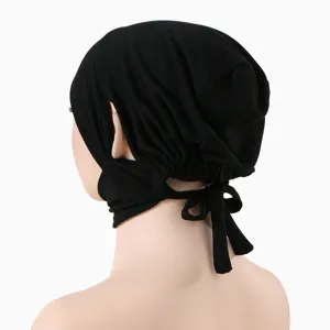 Bonnet chimio coton noir, vue détaillée montrant les ouvertures d'oreilles et lacets réglables.
