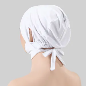 Bonnet hijab intérieur blanc en coton mercerisé avec liens et trous pour oreilles.