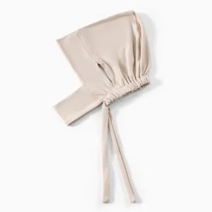 Vue détaillée du bonnet pour femme en coton mercerisé avec des fentes oreilles et liens ajustables.