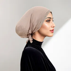 Seitenansicht einer stilvollen Strass-Bindekappe für Damen, bequem und elegant im Detail.