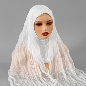Détail de hijab plissé blanc, tissu léger et respirant, bonnet intérieur très confortable.