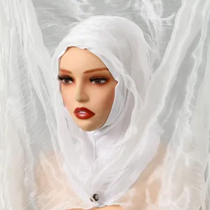 Détail de bonnet hijab plissé blanc, design intégré, drapé transparent élégant, port quotidien.
