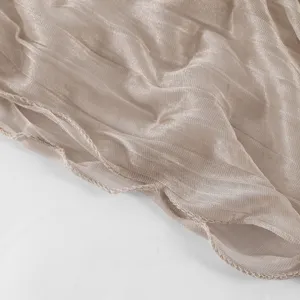 Gros plan sur le tissu du foulard plissé en chanvre de cristal uni, belle texture.