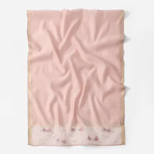 Écharpe de protection solaire en organza rose avec nœuds brodés, perles et bordures dorées.