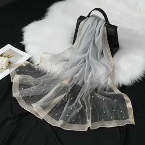 Foulard en organza dégradé pour femme avec bordure brillante et décorations de perles.