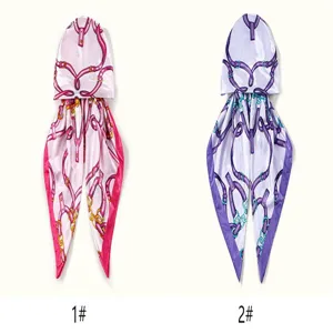 Elegante berretto foulard in raso con stampa di catene e design a coda lunga.