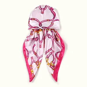 Dettaglio cuffia turbante in satin, stampa catena cintura rosa, texture liscia, copricapo elegante.