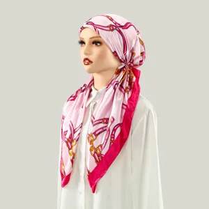 Copricapo turbante in raso di seta da donna, elegante hijab a coda lunga con stampa rosa.