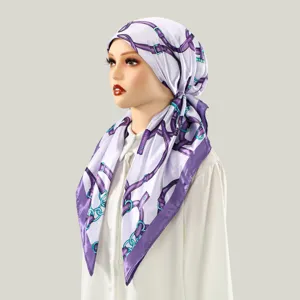 Vista ravvicinata del turbante foulard in raso da donna con dettaglio motivo cintura.