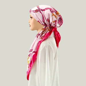 Vista dettagliata di un foulard in satin da donna con elegante stampa di cintura e cinturino.