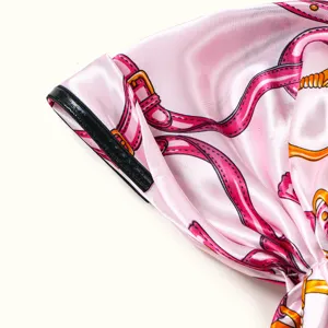 Vista dettagliata del turbante in satin in stile lusso con elegante stampa di cintura e fibbia.