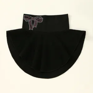 Dettaglio in primo piano del finto collo termico nero con decorazione di fiocco in strass.