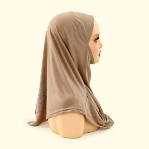 Gedetailleerd uitzicht op de stijlvolle bruine strass hijab hoofddoek voor damesmode.