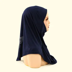 Donkerblauwe hijab detail met schitterende strass vlinderontwerp en zachte stof textuur.
