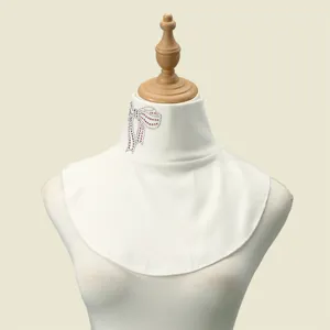 Collo alto termico bianco in pile con dettaglio di fiocco in strass brillante per donna inverno.